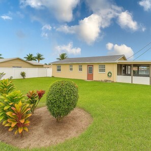 Exterior - Coastal Comfort in Quiet Neighborhood- 3BR (Stuart)