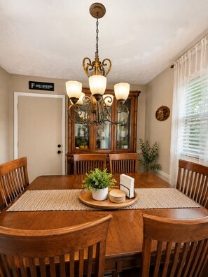 Dining - Coastal Comfort in Quiet Neighborhood- 3BR (Stuart)