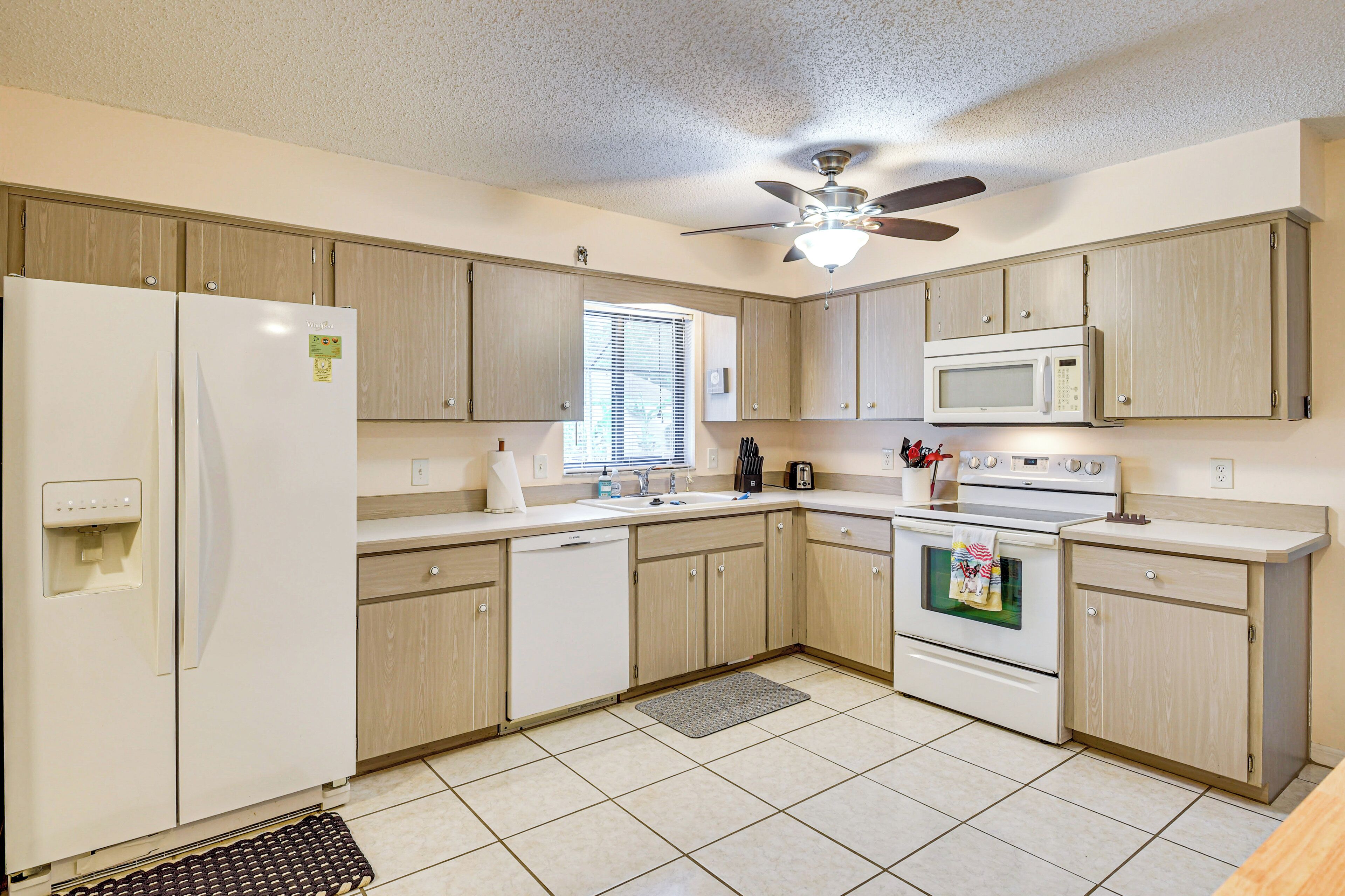 Fridge, microwave, stovetop, dishwasher