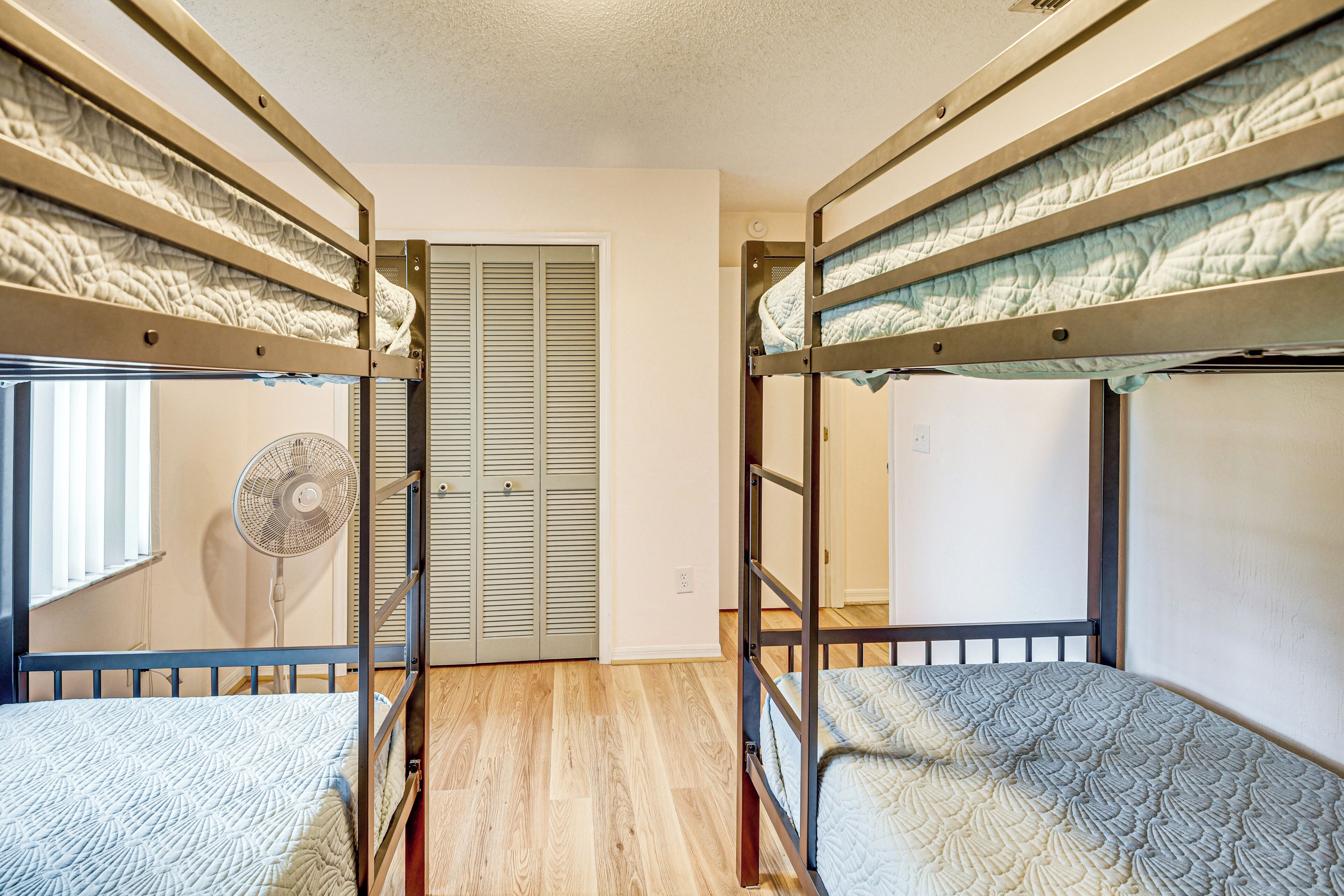 3 bedrooms, iron/ironing board, travel crib, internet