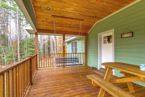 Outdoor dining - Year-Round Loon Lake Retreat: Ski, Hike, Explore! (Chestertown)