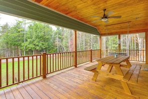 Outdoor dining - Year-Round Loon Lake Retreat: Ski, Hike, Explore! (Chestertown)