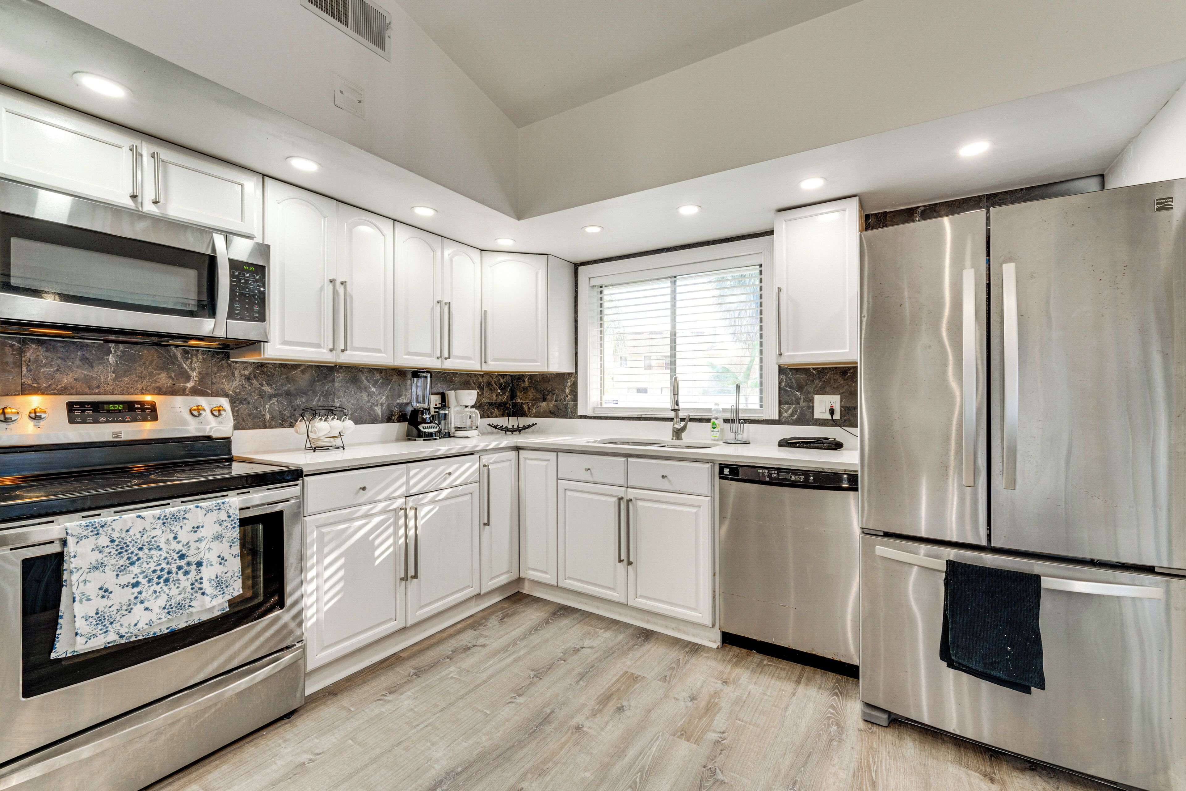 Fridge, microwave, stovetop, dishwasher