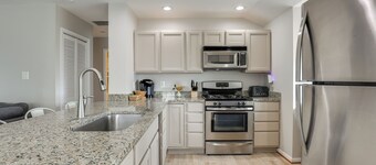 Chesapeake Bay Views & Private Deck: Cozy Cottage