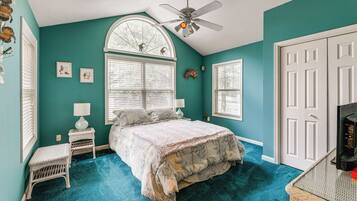3 bedrooms, iron/ironing board, internet, bed sheets