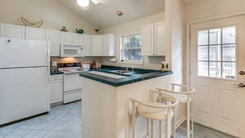 Coffee/tea maker, fridge, microwave, stovetop