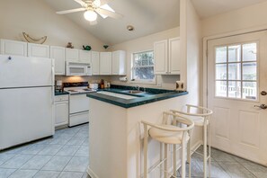 Fridge, microwave, stovetop, dishwasher