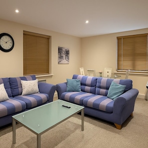 Smart TV - 2 Bedroom 2 Bathrooms 2
Double Beds Kitchen Ground Floor & Parking Central (Bishop's Stortford)