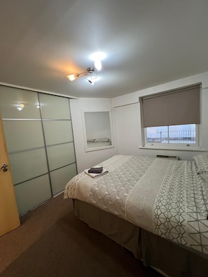 2 bedrooms, desk, iron/ironing board, free WiFi - 2 Bedroom 2 Bathrooms 2
Double Beds Kitchen Ground Floor & Parking Central (Bishop's Stortford)