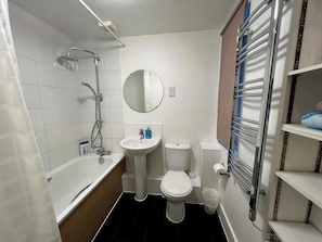 Shower, hair dryer, towels, soap - 2 Bedroom 2 Bathrooms 2
Double Beds Kitchen Ground Floor & Parking Central (Bishop's Stortford)