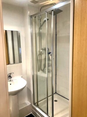 Suihku, hiustenkuivaaja, pyyhkeet, saippua