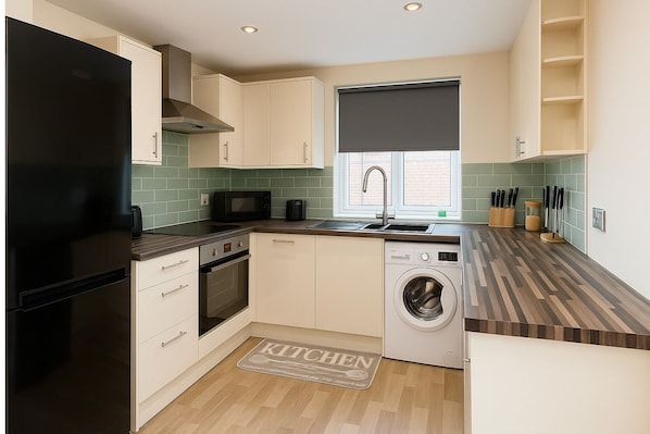 Fridge, microwave, oven, stovetop - 2 Bedroom 2 Bathrooms 2
Double Beds Kitchen Ground Floor & Parking Central (Bishop's Stortford)