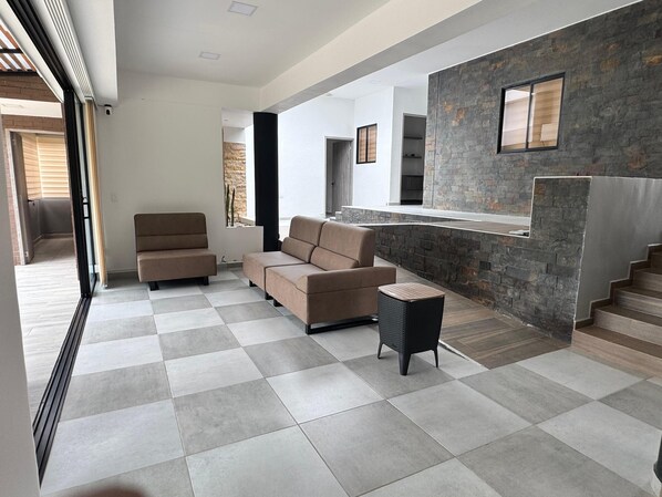 Habitación, 4 habitaciones, Terraza, vista al jardín | Sala de estar