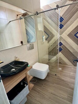 Habitació, 4 dormitoris, terrassa, vistes al jardí | Bany