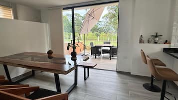 Kamar, 4 kamar tidur, teras, pemandangan kebun | Tempat makan