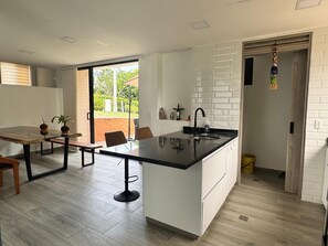 Phòng, 4 phòng ngủ, hiên, quang cảnh vườn | Nội thất