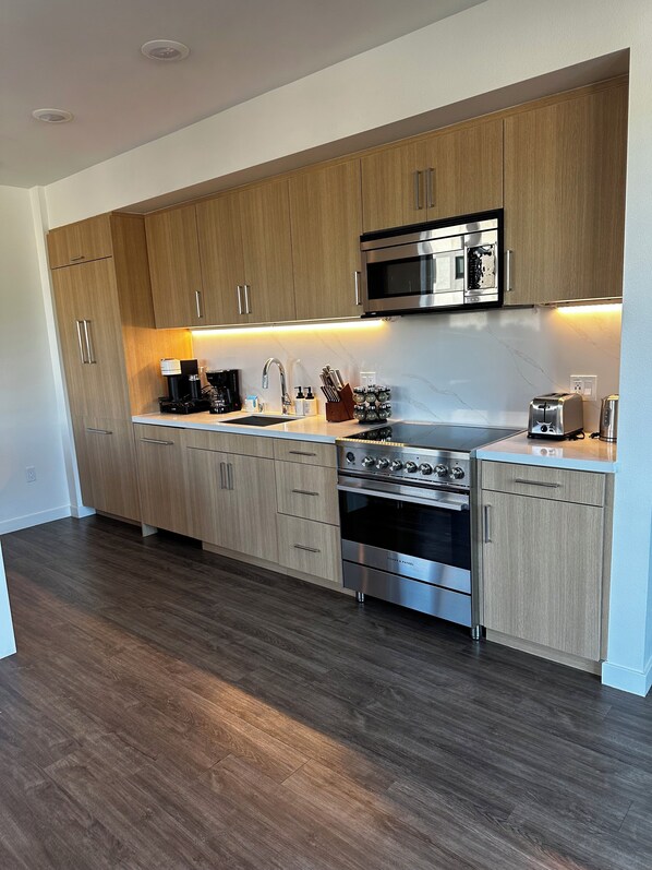 Kühlschrank, Mikrowelle, Ofen, Herdplatte