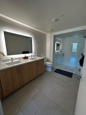 吹风机、毛巾、肥皂、洗发水