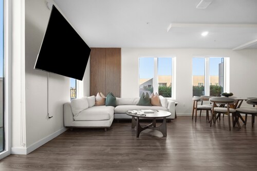 The Jade, Penthouse Hollywood Hills Pool, Gym, Two floors Two Balconies