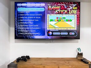 Games room - The Red Fern Suite w/HotTub, Garage & Kitchenette (Idaho Falls)