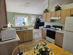 Fridge, microwave, oven, dishwasher - Low Rates! Superb 4-bed Pool/Game Room Home Near Disney World Free Wi-fi & More (Kissimmee)