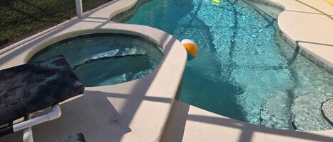 Alberca al aire libre y alberca climatizada