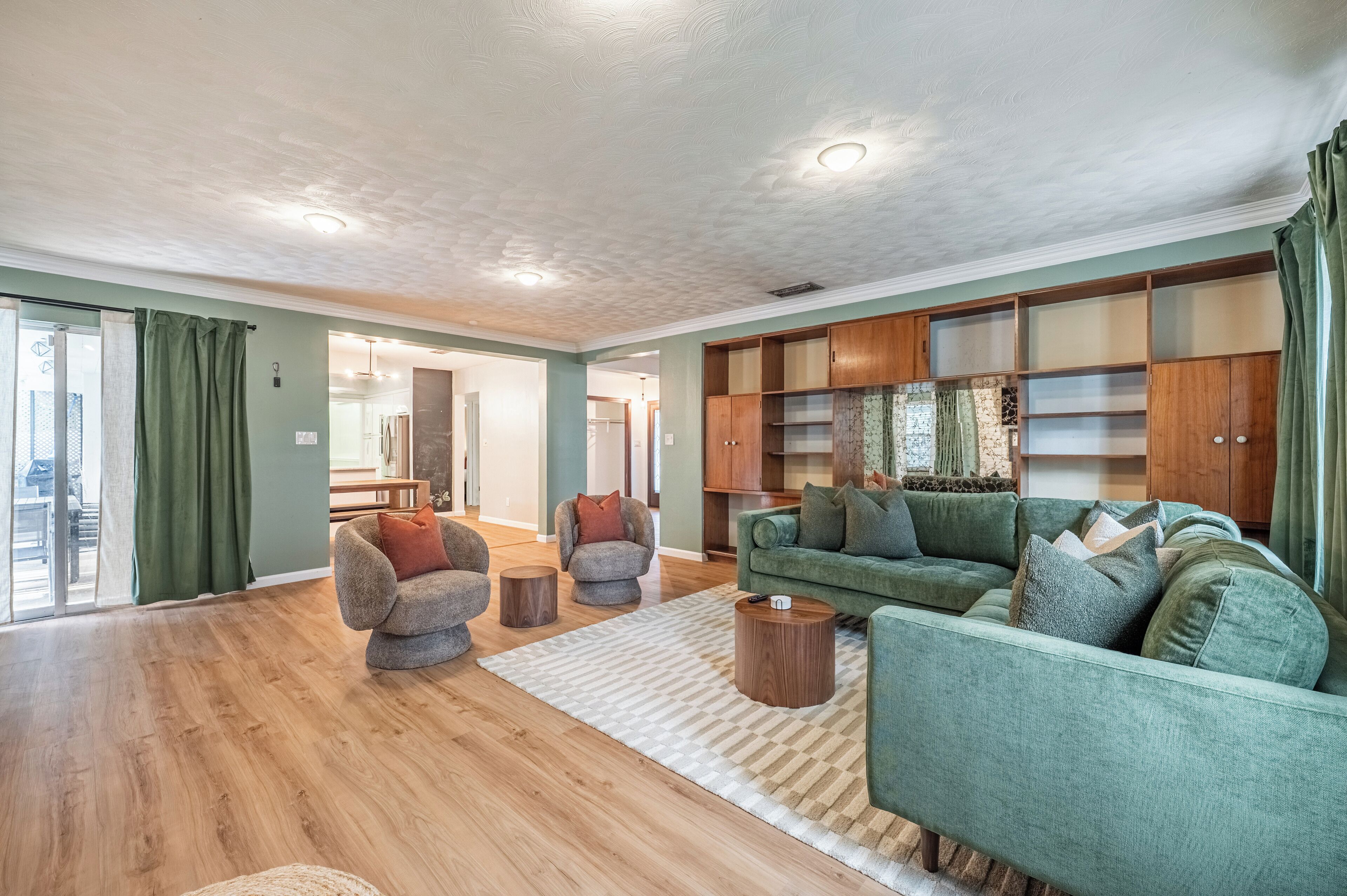 Smart-TV, Kamin, Bücher