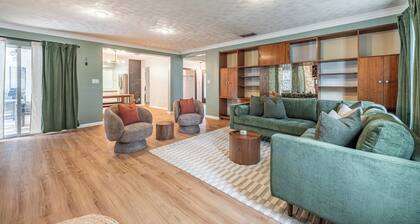 Upscale Pool Retreat+Sleeps 12+King Beds+Renovated