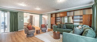 Upscale Pool Retreat+Sleeps 12+King Beds+Renovated