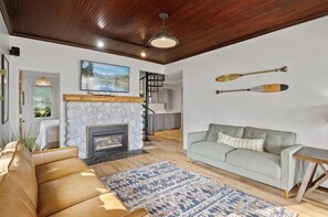 Älytelevisio, takka, kirjoja