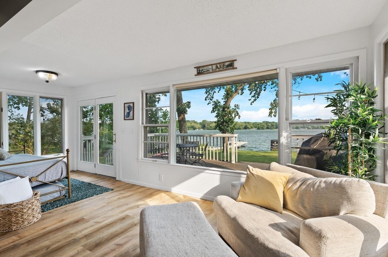 TV connectée, cheminée, livres