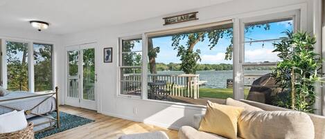 Smart TV, chimenea y libros