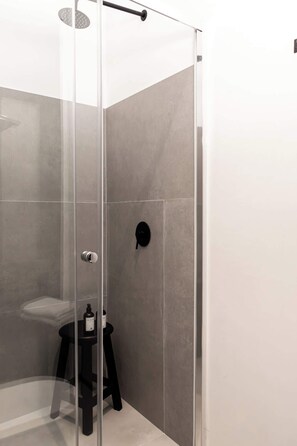 Douche, sèche-cheveux, serviettes fournies