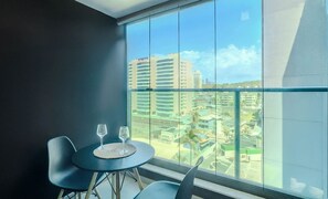 Basic Studio | Dining - Beachfront Building With Pool and gym - Arus (Salvador)