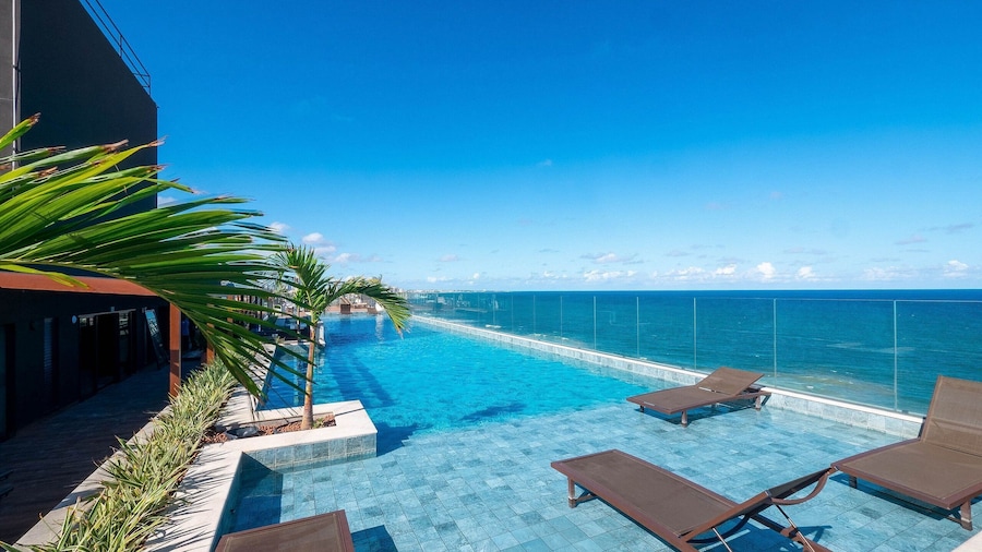 Beachfront Building With Pool and gym - Arus