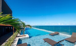 Outdoor pool - Beachfront Building With Pool and gym - Arus (Salvador)