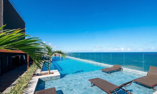 Beachfront Building With Pool and gym - Arus