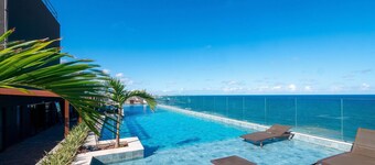 Beachfront Building With Pool and gym - Arus