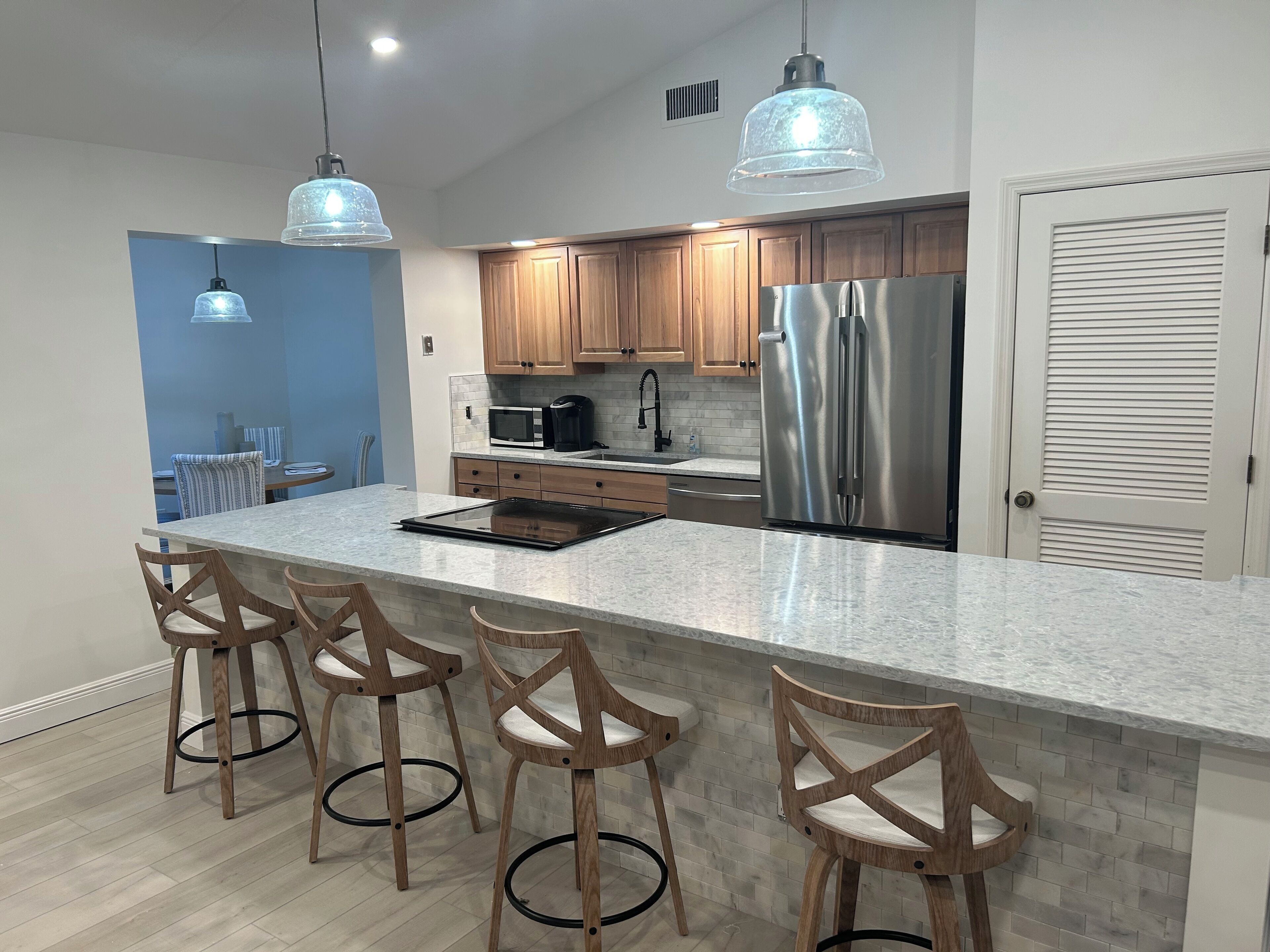 Micro-ondes, four, plaque de cuisson, lave-vaisselle