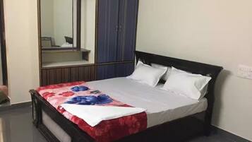 Standard Double Room | In-room safe, desk, free WiFi