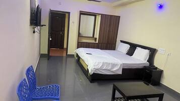 Phòng đôi Deluxe | Két bảo mật tại phòng, bàn, truy cập Internet không dây miễn phí