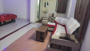 Suite | In-room safe, desk, free WiFi