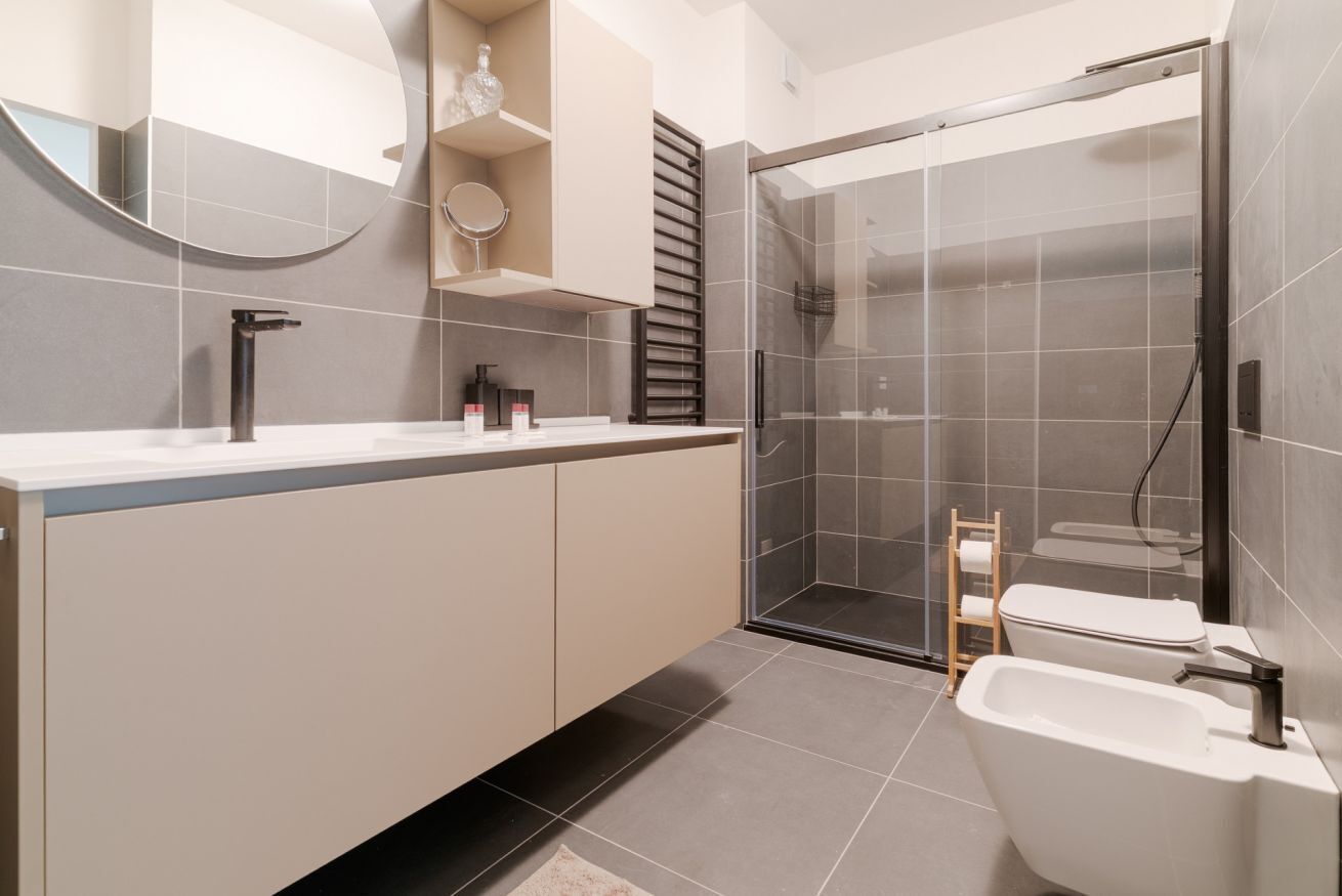 Shower, bidet, towels