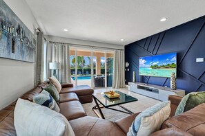 Smart TV - Fun-Filled Getaway with Private Pool, Theme Rooms & Game Room and Waterpark. (Kissimmee)