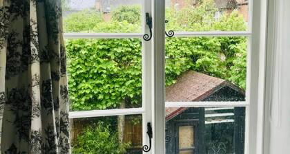 Mews Cottage off Marlborough High Street