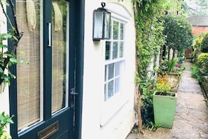 Exterior detail - Mews Cottage off Marlborough High Street (Marlborough)