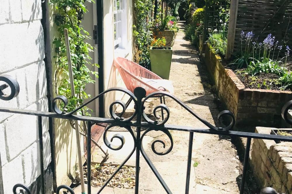 Mews Cottage off Marlborough High Street - Chute Cadley