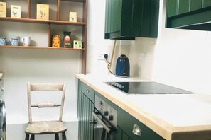 Fridge, oven, stovetop, dishwasher - Mews Cottage off Marlborough High Street (Marlborough)