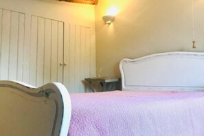 2 bedrooms, free wired internet, bed sheets - Mews Cottage off Marlborough High Street (Marlborough)