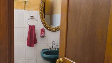 Een douche, handdoeken, zeep, toiletpapier